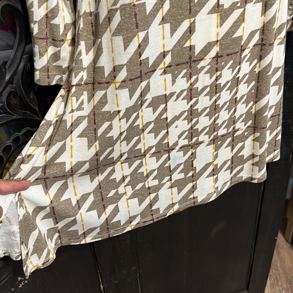 Attitudes by Renee Collection Casknit Asymmetrical Plaid / Herringbone Shirt. - Picture 6 of 10